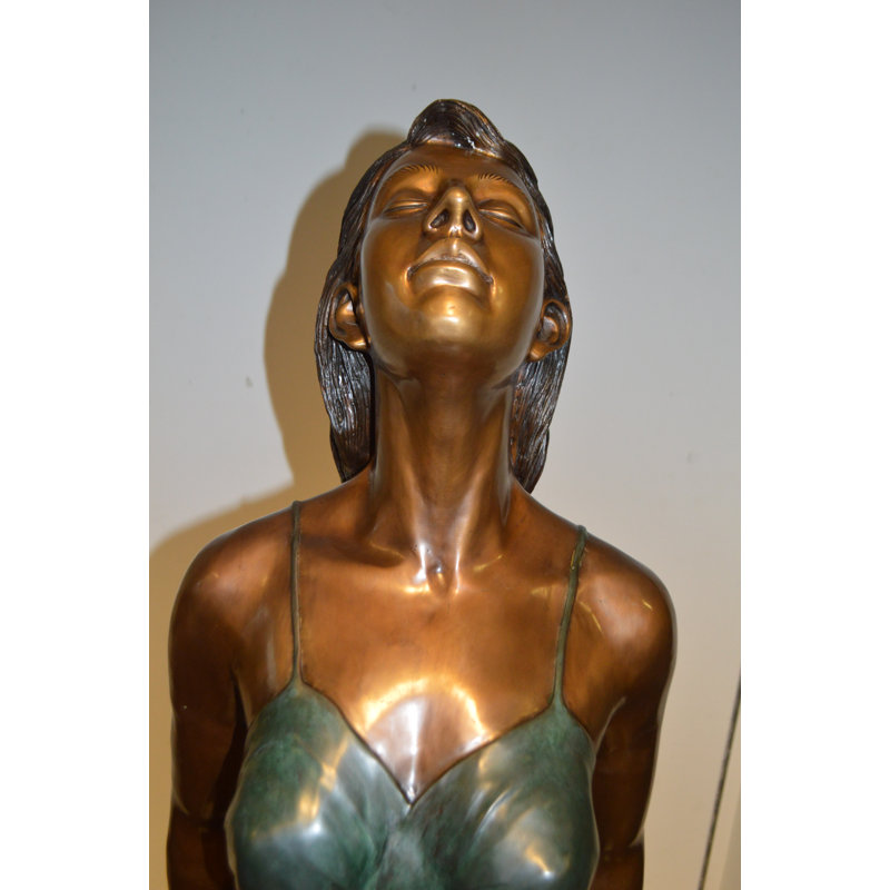 Statue en bronze Mestas, femme regardant le soleil - Taille: L 18 po x l 12 po x H 64 po.
