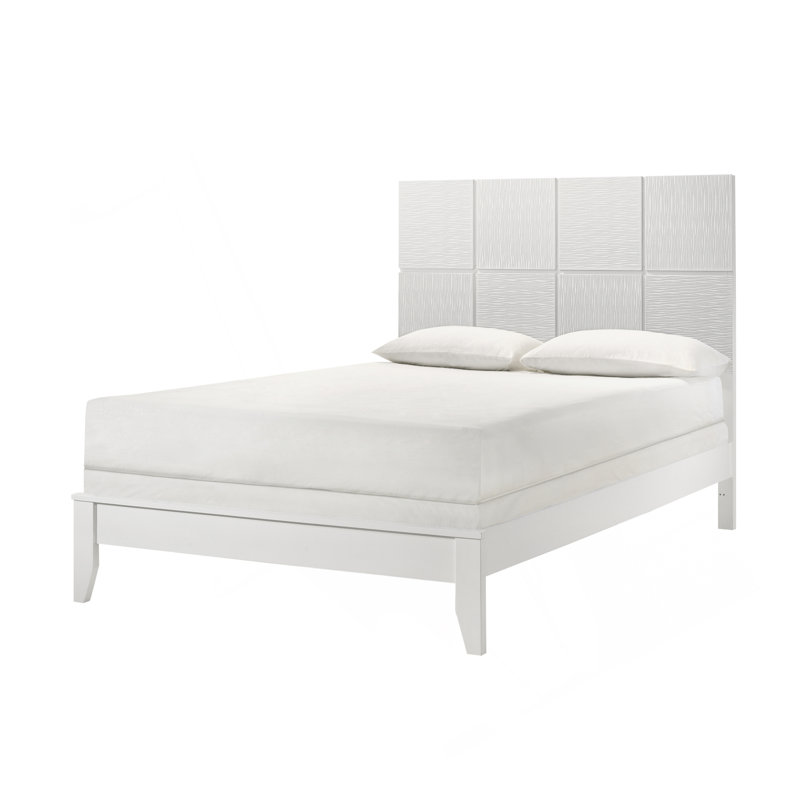 Le lit 1Pc est doté d'une tête de lit à motif géométrique et d'une finition blanche impeccable., Très grand lit