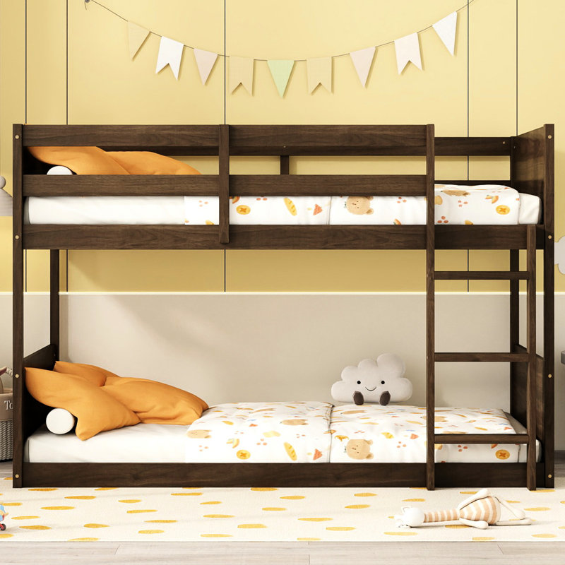 Lit superposé simple au-dessus de l'espace avec chêne antique, porte de grange rustique, tête de lit à panneaux, rails et amplement de rangement pour les objets personnels Bois d'hévéa massif, finition chêne, garde-corps