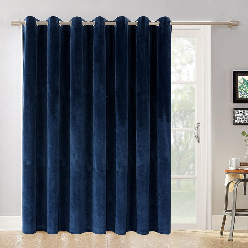 Panneau de rideau obscurcissant en velours Karlyle, L 120 po x H 96 po, Bleu très foncé