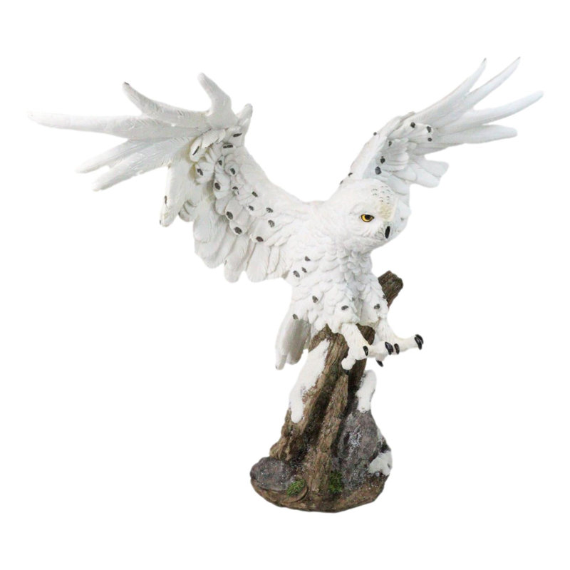 Statue de chouette d'hiver enneigée avec des ailes enneigées sur une souche enneigée H 14 po