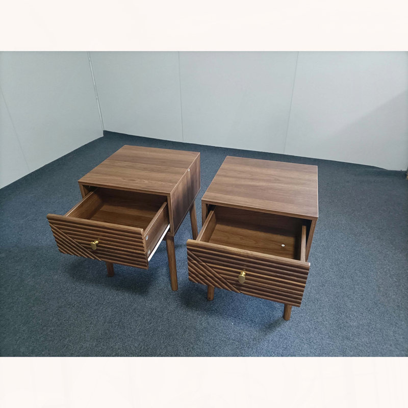 Ensemble de 2 tables de chevet en noyer de style médiéval-moderne