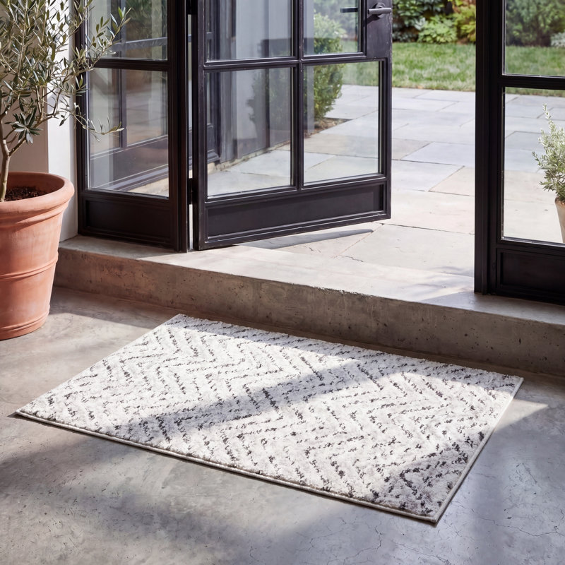 Tapis ivoire et gris anthracite à motif de chevrons Bethlyn, Rectangle 2 pi 6 po x 4 pi