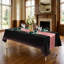 Ensemble de 16 pièces comprenant une nappe et un chemin de table en satin, 54 x 108 pouces et 12 x 108 pouces, jetables, noir et rose, pour décoration de fête et de mariage.
