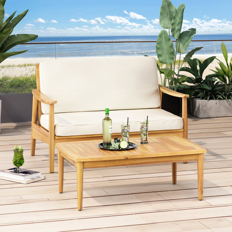 Table basse robuste en bois pour l'extérieur, idéale pour aménager des espaces de détente sophistiqués.