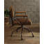Fauteuil de bureau pivotant vintage en similicuir, orné de clous décoratifs, avec accoudoirs en bois et piètement en métal, sans relevage.-1244774037