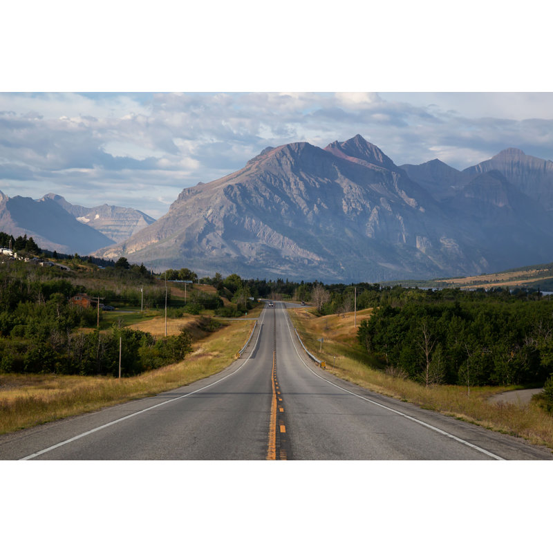Scenic Road In Montana - Photographie sur toile tendue, H 32 po x l 48 po