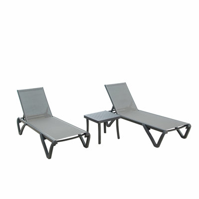 Ensemble de 3 chaises longues d'extérieur en polypropylène et aluminium, avec 5 positions réglables, table d'appoint pour la plage, la cour, le balcon et le bord de la piscine (gris, 2 chaises longues + 1 table)