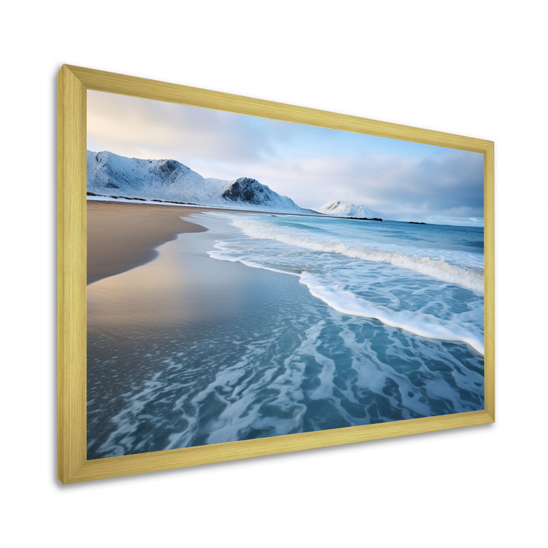 Vague blanche calme sur la plage côtière II - art mural plage, H 12 po x l 20 po x P 1 po, Cadre doré à coins fermés