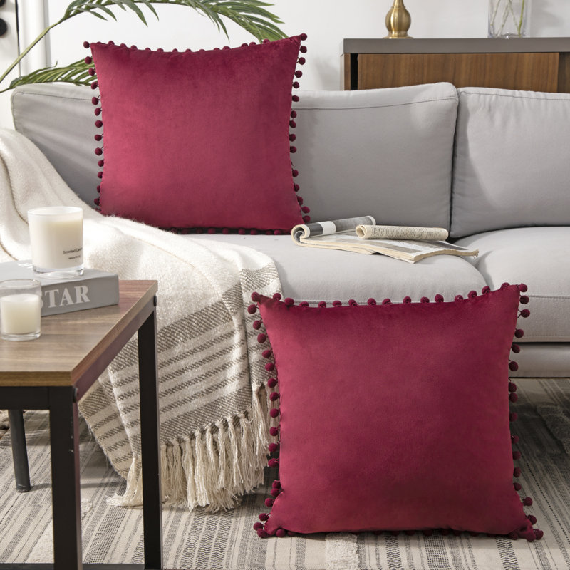 Coussin Silky Velvet Series Pom-poms, Carré 18 po, Rouge foncé, Housse de coussin et insert