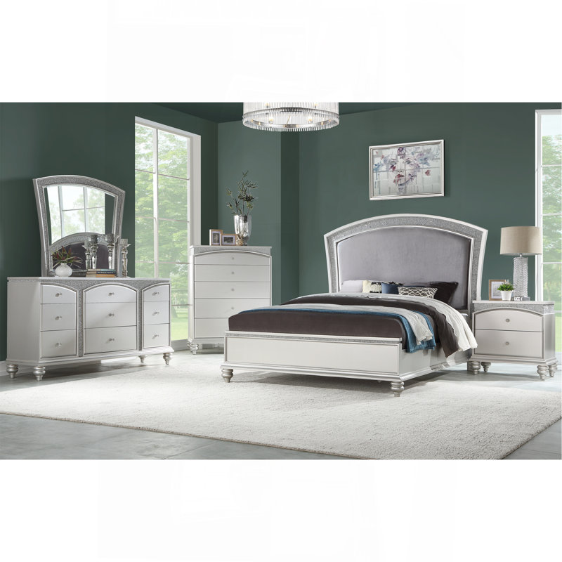 Grand lit en tissu Maverick et finition platine