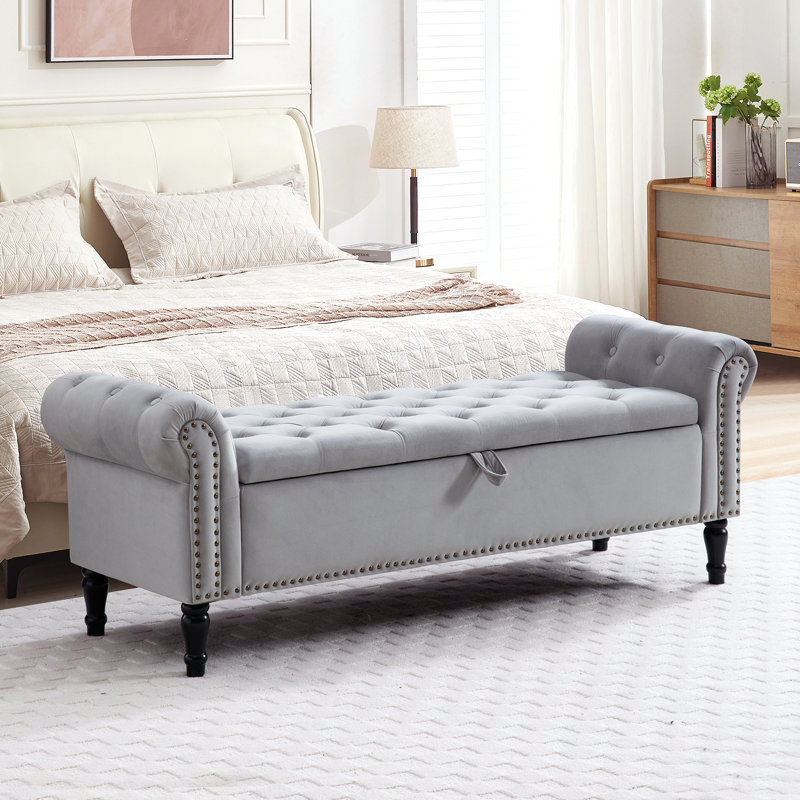 Banc de rangement 67 po pour très grand lit avec siège capitonné et garnitures cloutées, Velours gris, 67 po de largeur