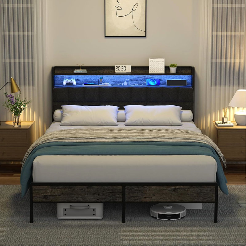Cadre de lit double moderne avec tablettes de tête de lit ergonomiques, éclairage à DEL pour une chambre personnalisée, ports de chargement et rangement inférieur. Cadre en métal, ambiance de revêtement en lin