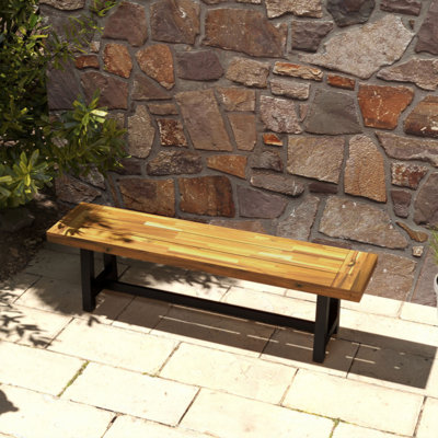 Banc de jardin extérieur en bois Outsunny, banc de parc avec siège en bois d'acacia, banc de véranda avec cadre en métal pour véranda, bord de piscine, terrasse, 63 po x 14,25 po x 18 po, naturel