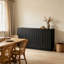 Buffet/meuble console moderne noir cannelé de 140 cm de large, style Art déco, avec grand espace de rangement dissimulé et étagères réglables pour cuisine, salle à manger ou salon.-133670535