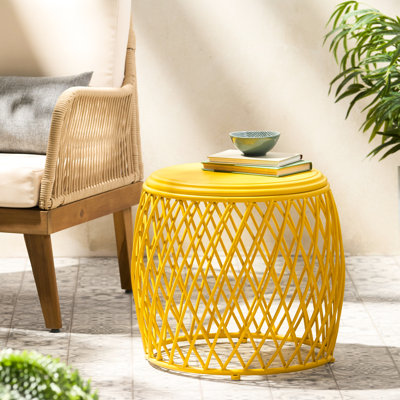 Table d'appoint Allure en fer jaune mat, caractéristique de conception, 19,37 po x 19,37 po x 17,72 po, élément de charge maximal de 20 lb accentué, poids accru