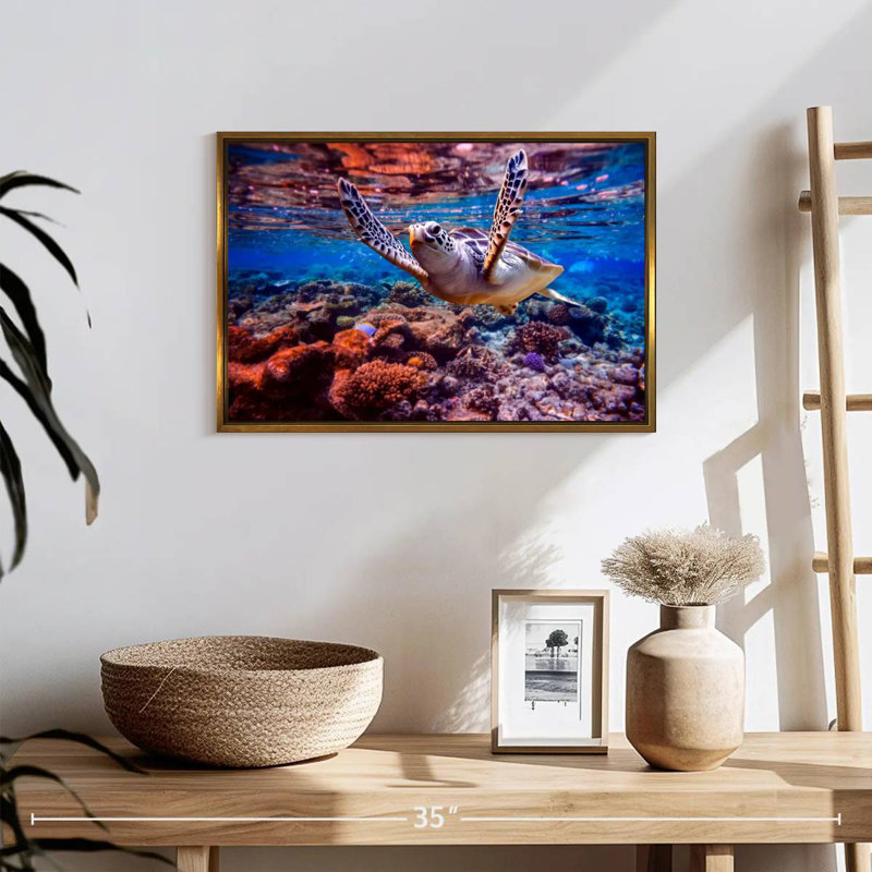 Tortue de mer sur un récif de corail, 19 po x 13 po, Cadre flottant doré