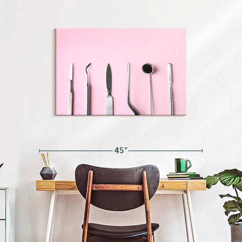 Outils dentaires sur fond rose, H 24 po x l 36 po