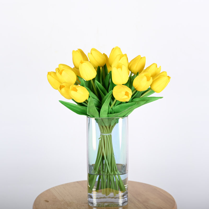 Fleurs de tulipes artificielles dans un vase avec de l'eau artificielle pour les centres de table de salle à manger, arrangement floral intérieur