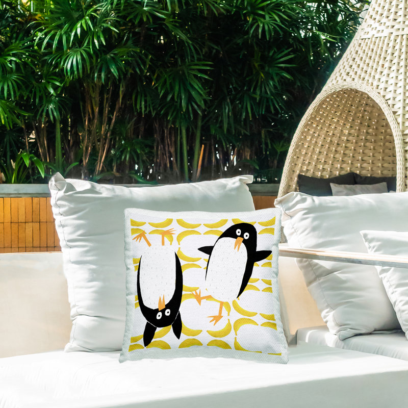 Coussin d'extérieur imprimé Fun Penguins & Bananas par Carla Daly