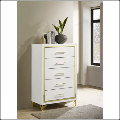 Commode blanche à 5 tiroirs Chesney avec rangement spacieux et bordure dorée élégante, parfaite pour les chambres modernes et sophistiquées.