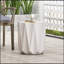 Table d'appoint d'extérieur en béton léger avec motif géométrique et plateau en étoile à dix branches, parfait pour la décoration de patio et de jardin
