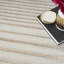 Tapis abstrait en polyester / polypropylène beige tissé à la machine-89957796