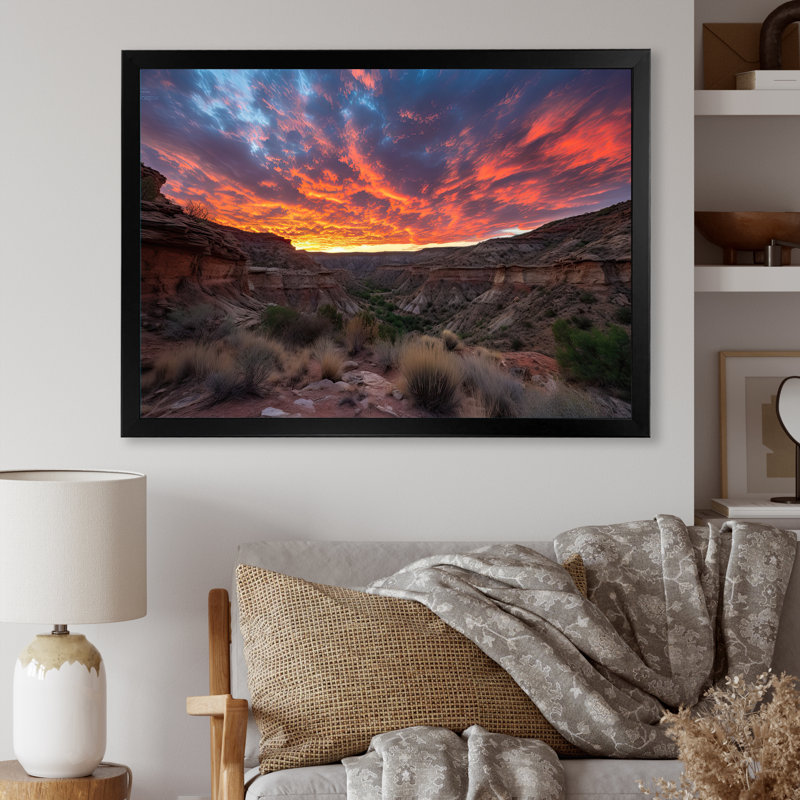 Fiery Canyon Sunset I - paysages, art mural sur toile, Cadre photo noir, H 24 po x l 32 po x P 1 po