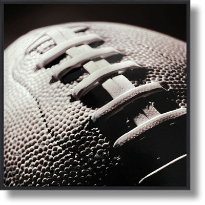 Gros plan, impression d'art de football sur toile - 24 po x 24 po - cadre noir