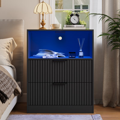 Table de chevet cannelée à 2 tiroirs de 60 cm de large avec station de recharge et compartiment de rangement ouvert, meuble de rangement de chevet pour chambre à coucher