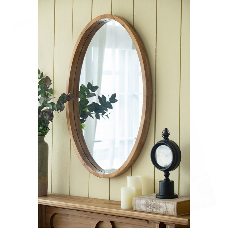 Charmant miroir mural ovale avec cadre en bois robuste, rehaussant l'esthétique de la pièce et éclairant les espaces