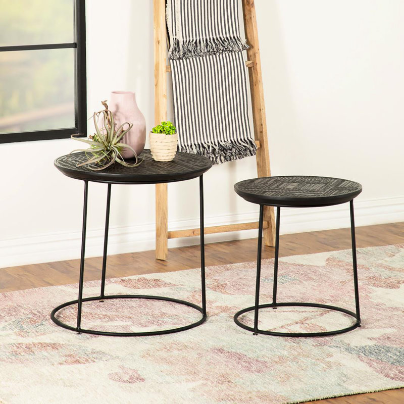 2 tables gigognes, finition noir mat, dessus en bois de manguier, cadres en métal, style contemporain pour la construction en fer et espace de vie, pièce élégante