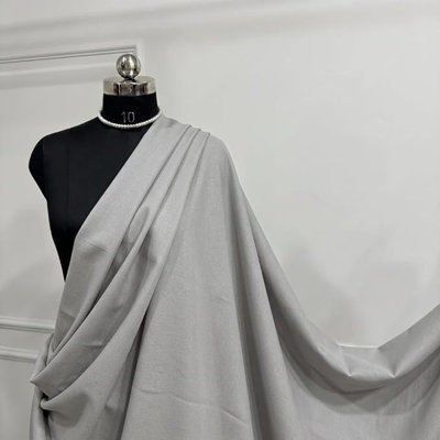 Popeline de polyester 60 po par la cour, Valentina Textiles Inc. - Argent (1 cour)
