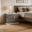 Table de chevet moderne à 2 tiroirs, plateau en faux marbre de Carrare avec placage en érable gris moucheté