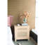 Table de chevet style bohémien Mid-Century 27,5 x 18 x 26 po, placage en bois de pin et insert de style canne