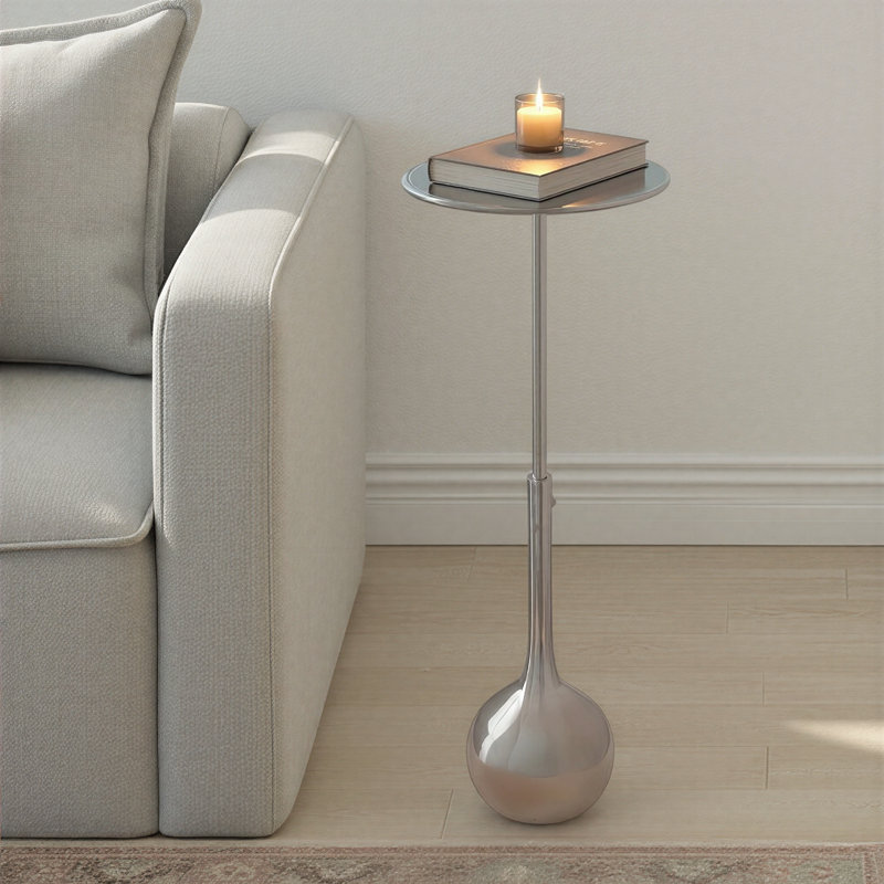 Table en métal avec accents en acier inoxydable
