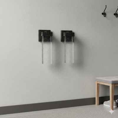 Un ensemble de 2 lampes murales d'extérieur fabriquées en cristal transparent et des éléments à DEL étanches, compatibles avec différents types d'ampoules, chaque lampe ayant une puissance nominale de 12 W.