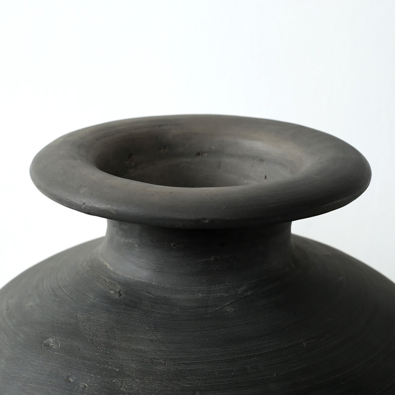 Vase en terre cuite environ 19 po avec petite ouverture