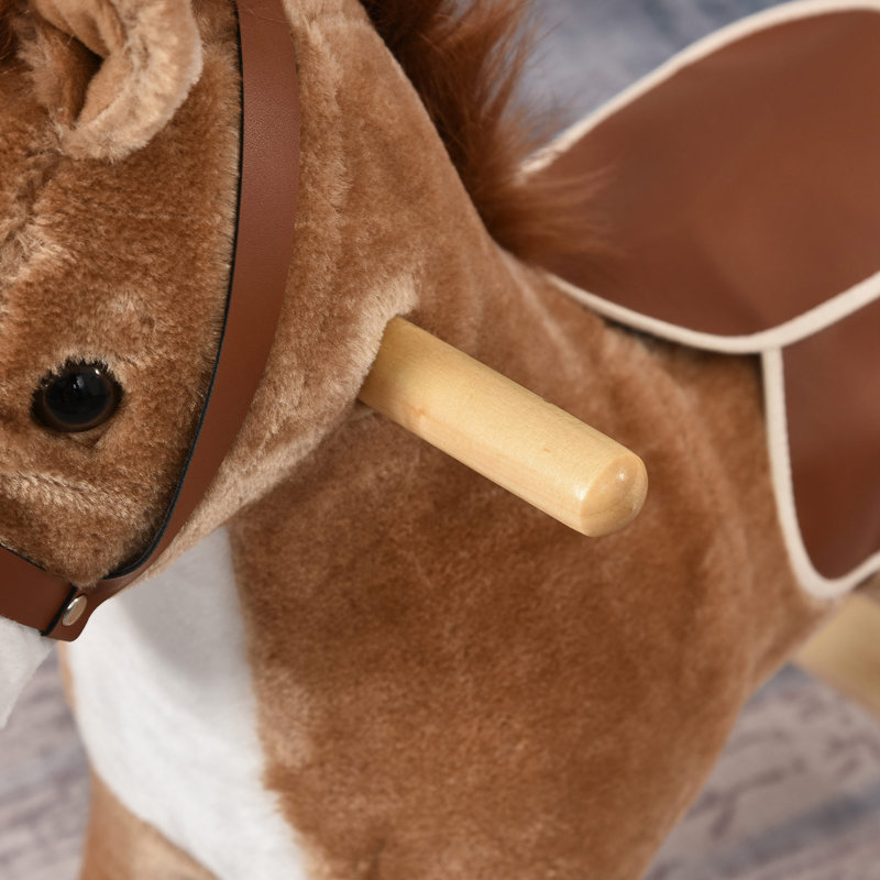 Cheval à bascule en peluche sur des chaises berçantes en bois