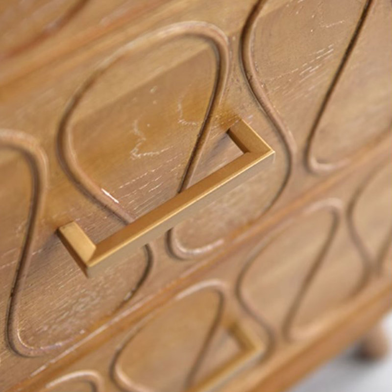 Armoire décorative avec poignées en laiton