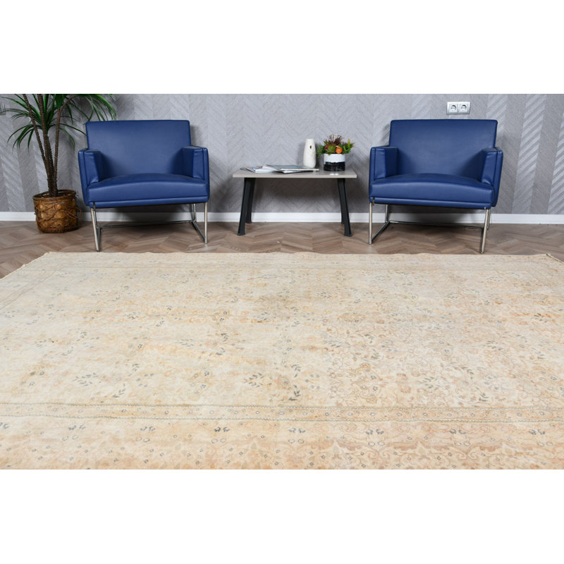 Tapis turc beige et doré fait à la main avec un motif floral subtil pour une décoration intérieure élégante