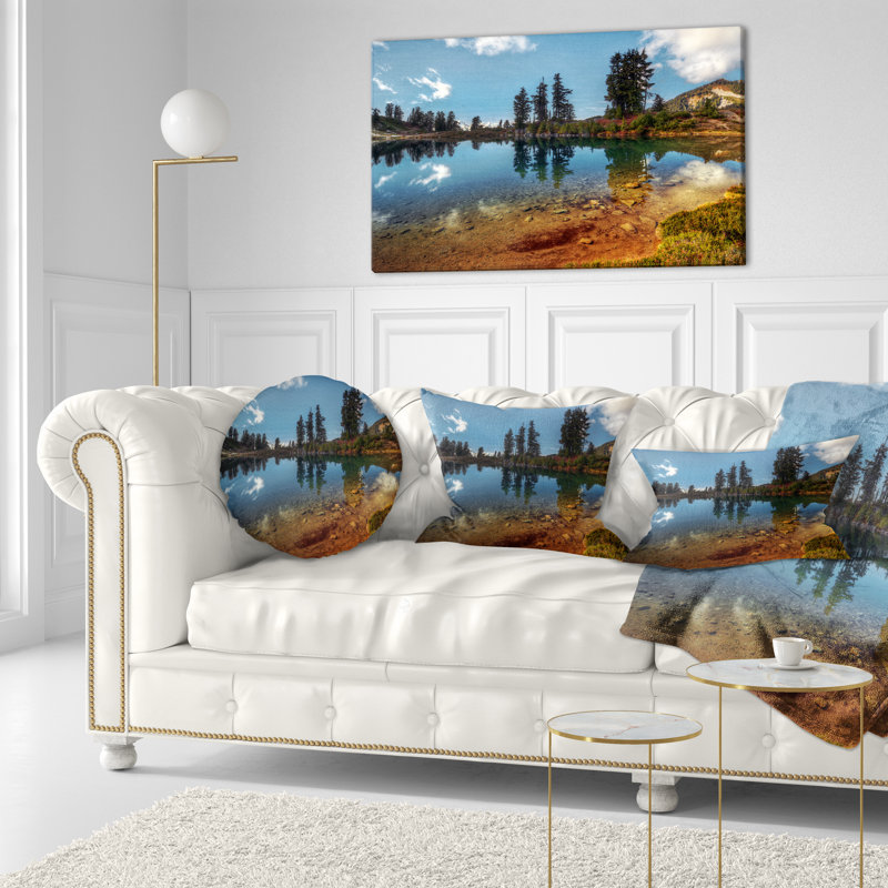 Clear Lake avec rangée de pins - coussin à imprimé paysage