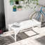 Banc en bois blanc avec assise à lattes pour jardins et terrasses extérieures. Chaises robustes et durables, structure en acier thermolaqué, peut supporter jusqu'à 120 kg.
