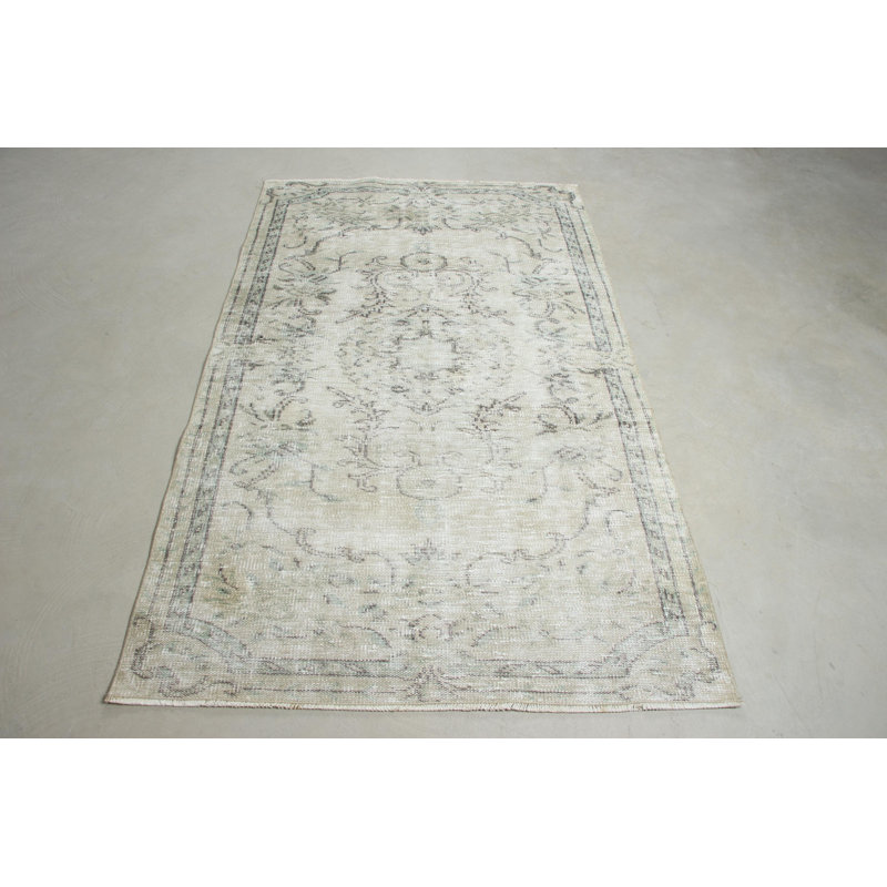 Tapis turc de style rétro tissé à la main, idéal pour rehausser la sophistication et la chaleur de votre salon