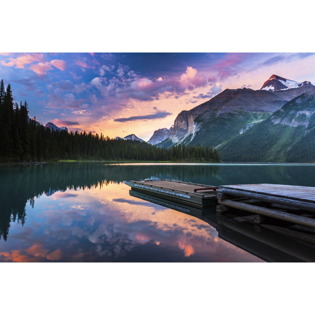 Morgendämmerung am Maligne Lake by GlowingEarth - Drucken