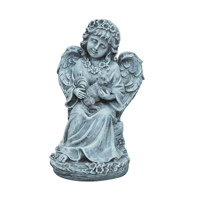Fille en résine avec statue écureuil Emory