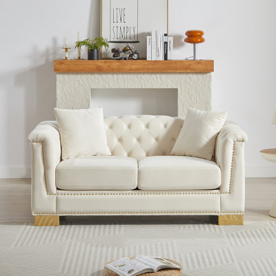 Canapé classique à deux places Chesterfield avec capitonnage à boutons, accoudoirs roulés et revêtement luxueux en velours pour le salon ou la chambre à coucher.
