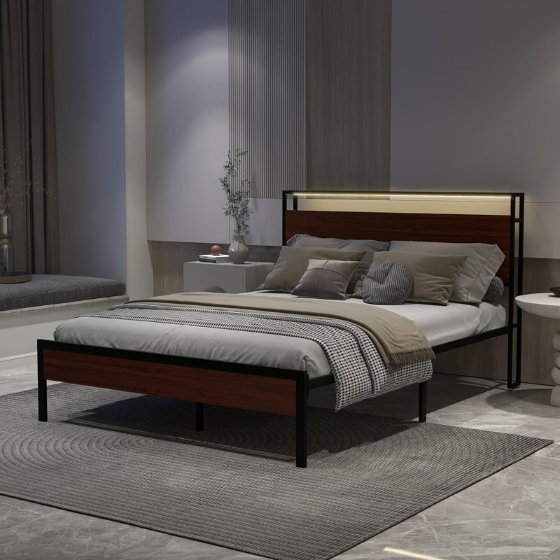 Structure de lit avec lumières DEL, structure de lit en métal avec station de charge, tête de lit à double couche de rangement, matelas à ressorts non requis, pieds de support robustes, couleur acajou