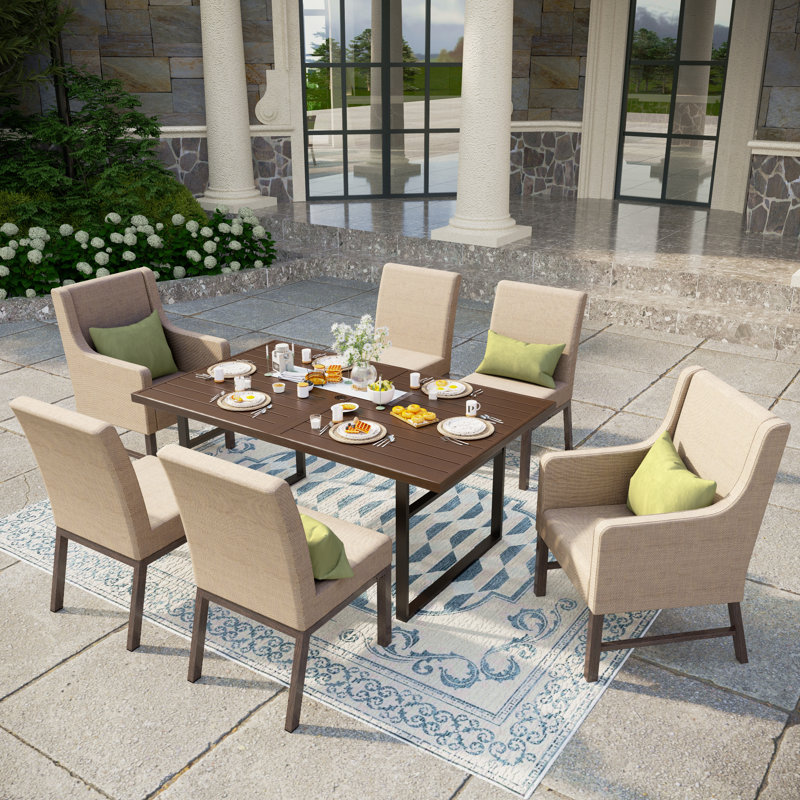 Ensemble repas d'extérieur avec six chaises