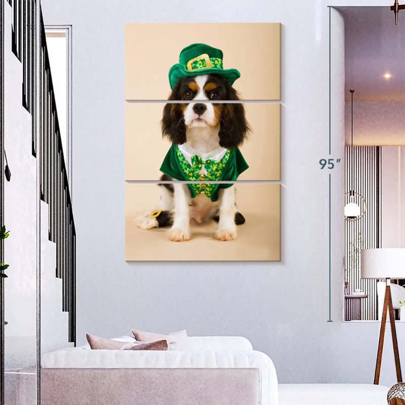 Chien Brampt en costume de lutin, H 74 po x l 48 po